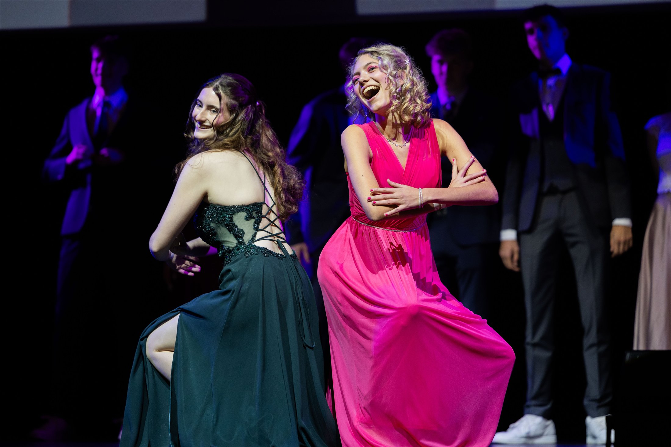 Zwei Tänzerinnen bei einer Gala-Performance