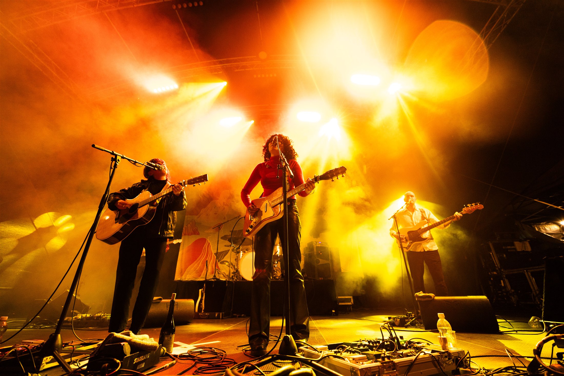 Band im warmen Bühnenlicht