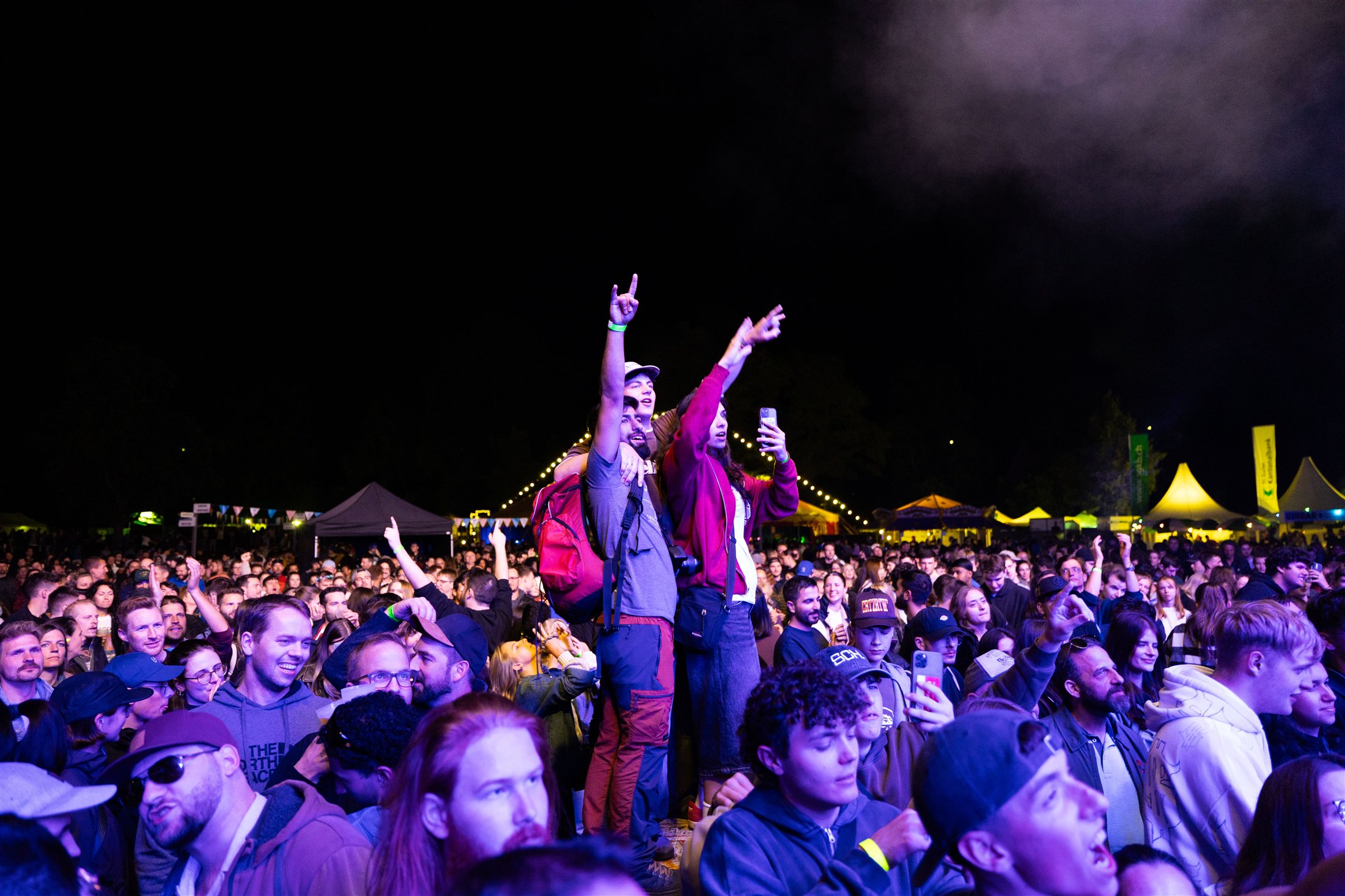 Begeistertes Festivalpublikum in der Nacht