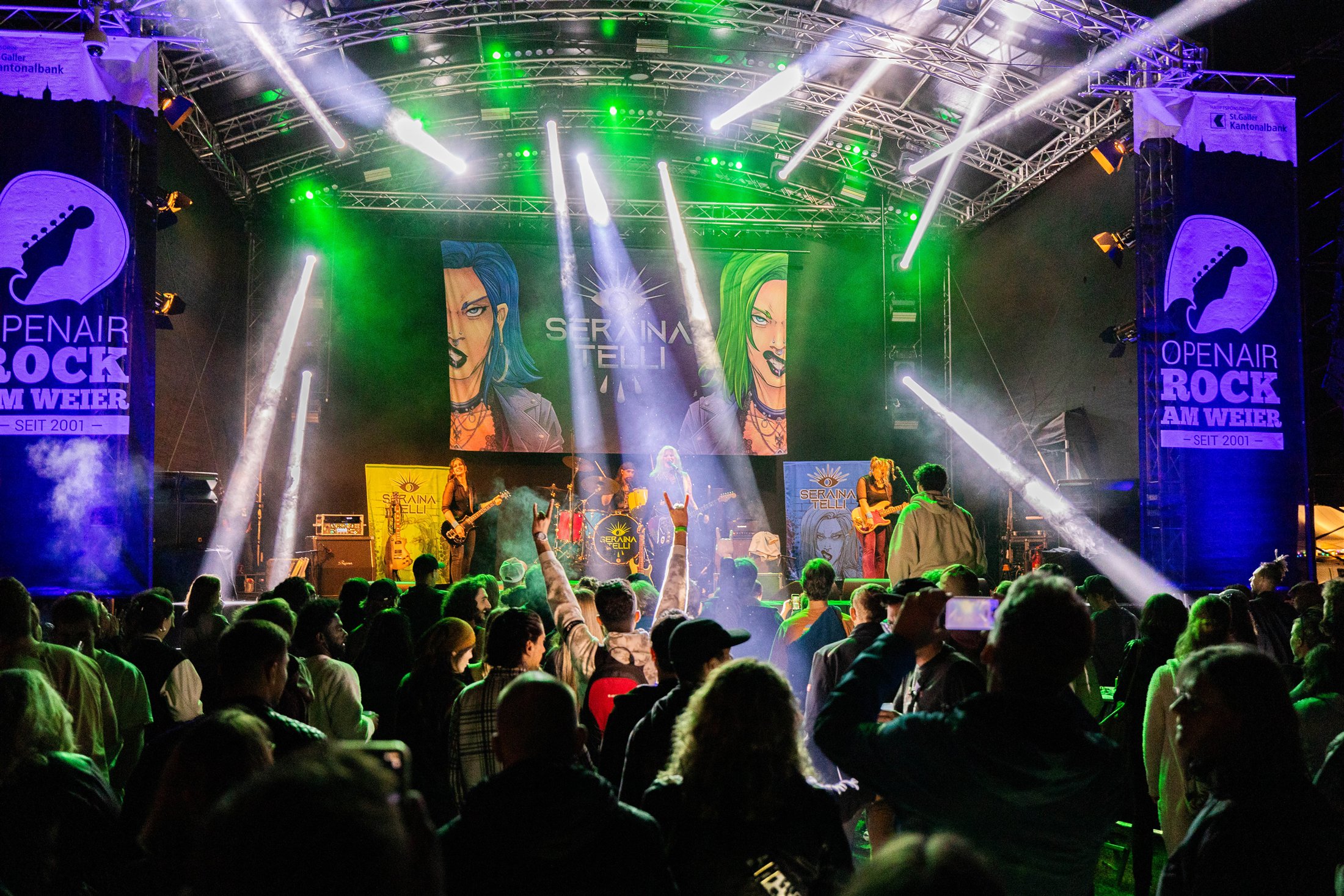 Lichtshow und Publikum auf einem Festival