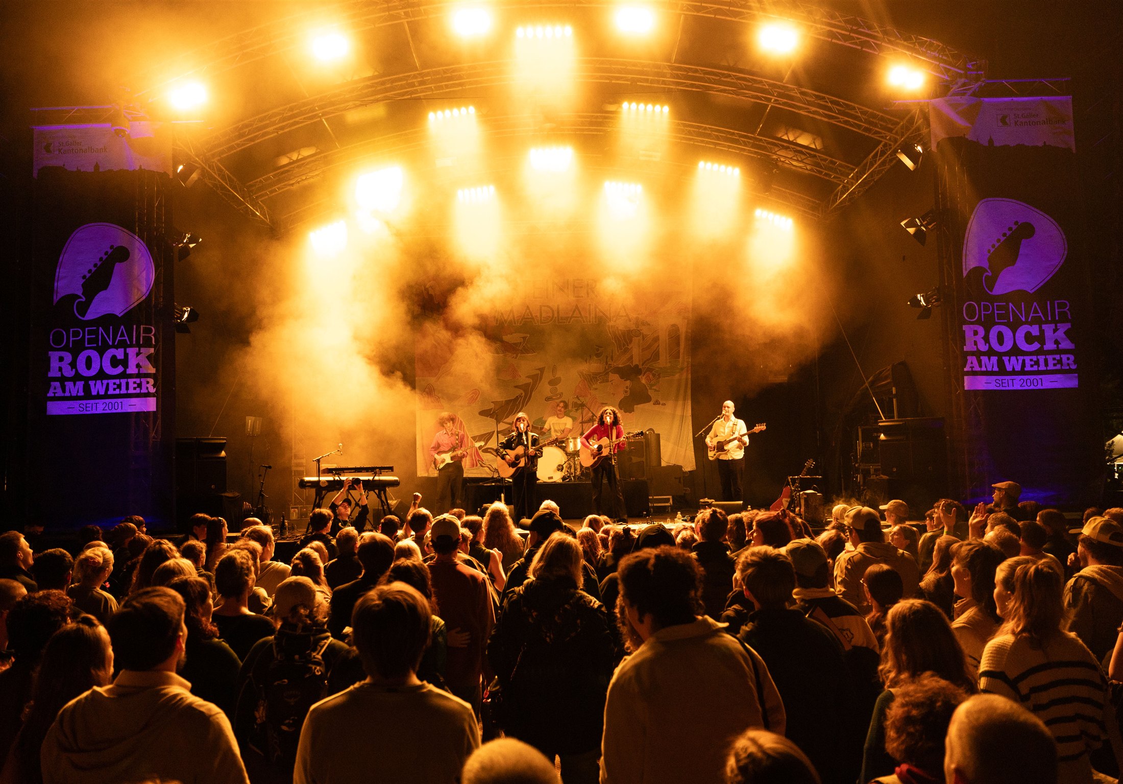 Open-Air-Konzert vor großer Bühne