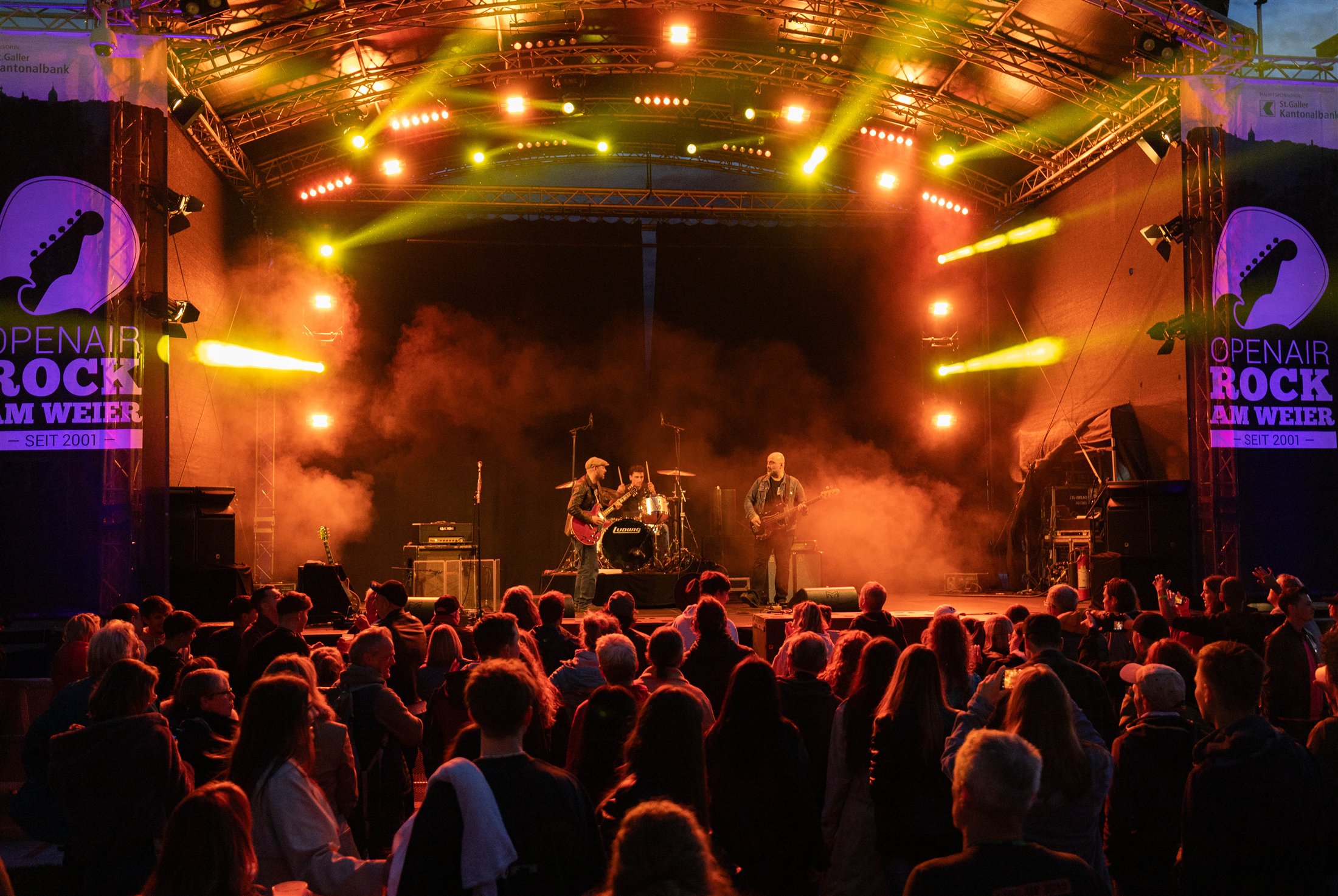 Rockband auf einer farbig beleuchteten Bühne