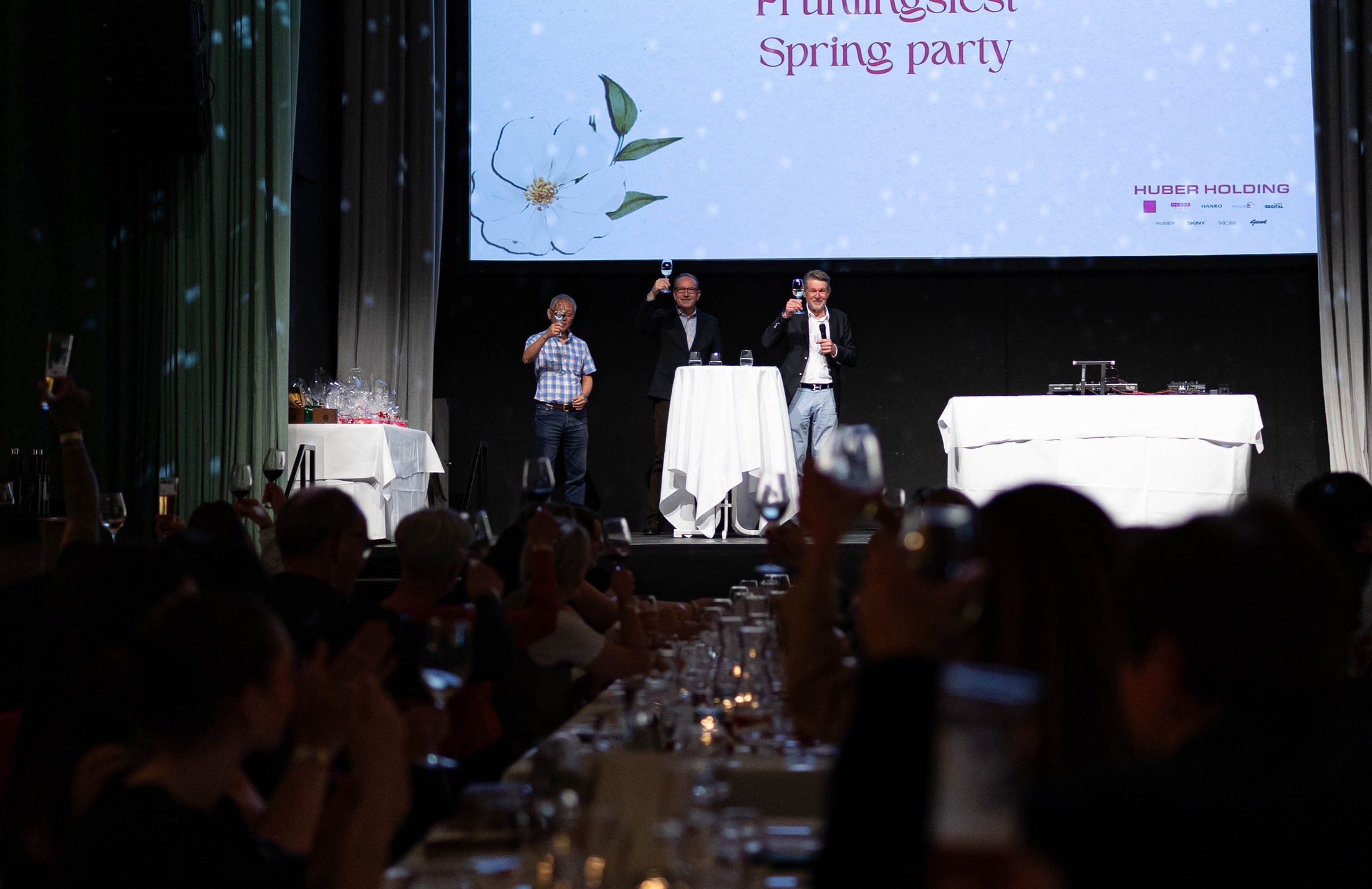 Festlich gedeckter Saal während einer Unternehmenspräsentation