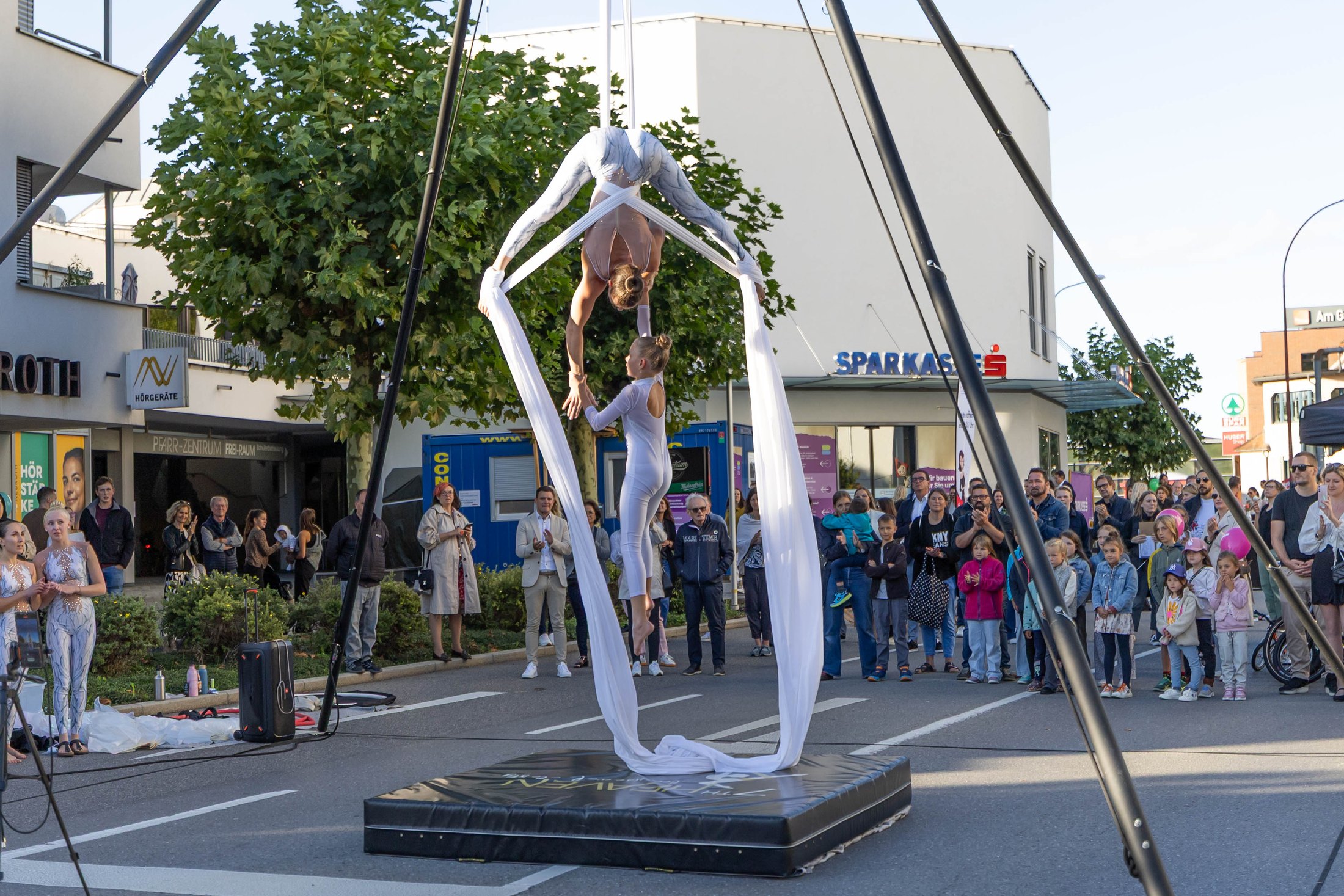 Akrobatinnen bei einer Straßentheater-Performance vor Publikum